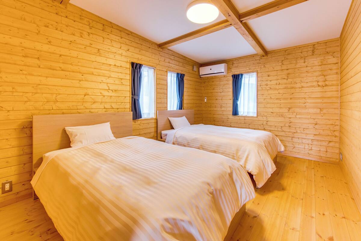 goat hill cottage(check-in at log house reception) | 1 bedroom, free wifi, bed sheets
