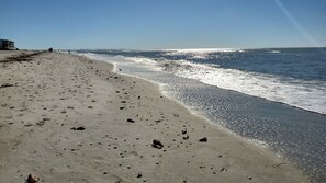 Plage, chaises longues, serviettes de plage