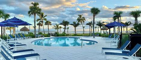 Piscina a l'aire lliure i piscina climatitzada