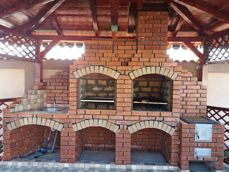 Áreas de la propiedad. Pensiunea Bianca are 4 units of cazare, with terraces as foisor pentru gratar ...