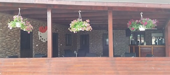 Pensiunea Bianca are 4 units of cazare, with terraces as foisor pentru gratar ...