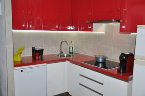 Een koelkast, een microgolfoven, een kookplaat, een vaatwasser