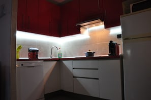 Fridge, microwave, stovetop, dishwasher