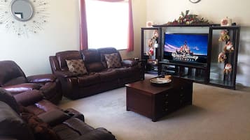 TV connectée, lecteur de DVD, baby-foot, table de tennis de table