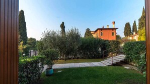A well-maintained garden with a stone staircase leading to a building. - Residence Don - pool, garden, 200m to the lake (Bardolino)