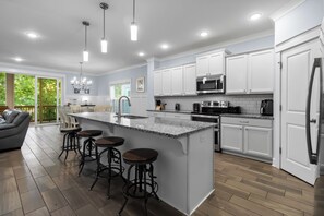 Jääkaappi, mikroaaltouuni, liesi, astianpesukone