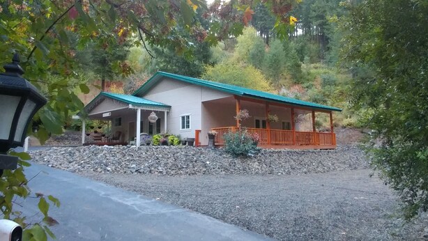 Une maison à deux étages, dotée d’un toit végétalisé et d’un porche.