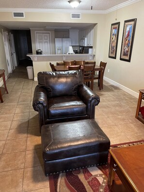 Een smart-tv, een dvd-speler en een stereo