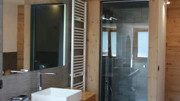 Shower, jetted tub, hair dryer, towels