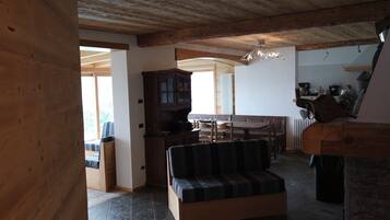 Smart TV, fireplace, DVD player, stereo