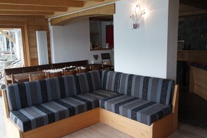 Smart TV, chimenea, reproductor de DVD, estéreo