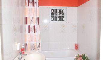 Ducha y bañera combinadas, secador de pelo, toallas y champú