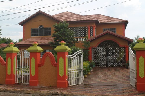 NEW! Suburban Apartment with Comfortable Queen-size beds