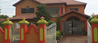 NY! Förortslägenhet med bekväma drottningstorlekar