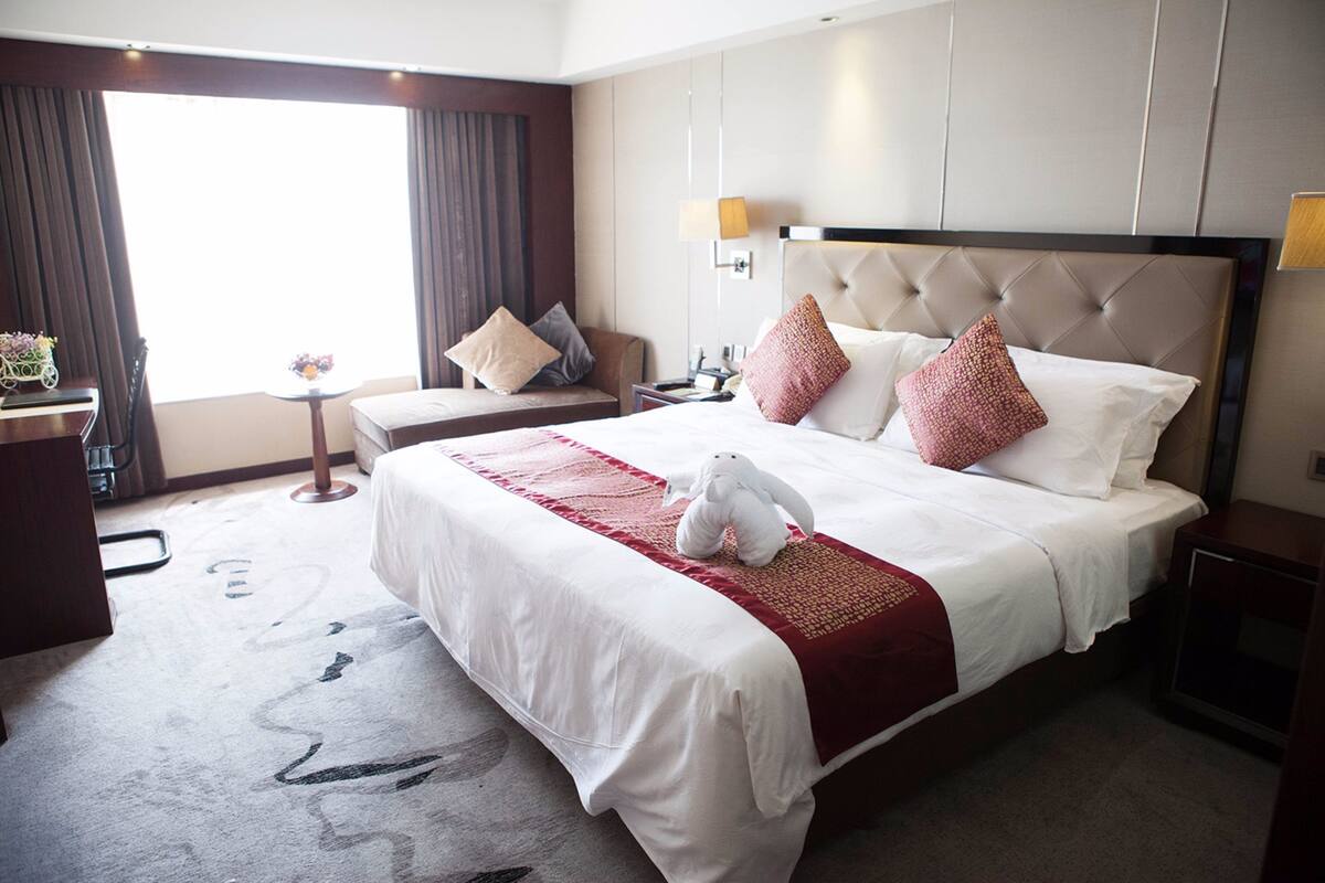 Deluxe Room | Blackout drapes, WiFi (free)