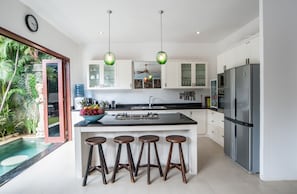 Frigorifero, microonde, forno, piano cottura