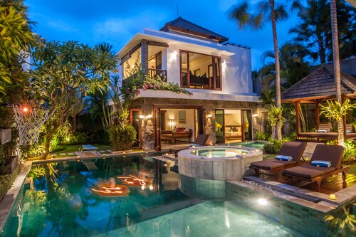 Staffed Luxury Villa, Chef Services. Beach & Shops Central Seminyak,