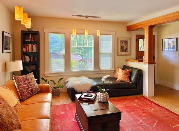 Téléviseur connecté, lecteur de DVD, livres, sélection de films