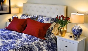 1 chambre, fer et planche à repasser, lit de bébé portatif