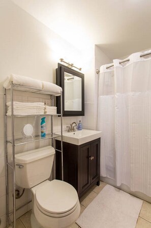 Shower, towels, soap, shampoo - Wrigley Oasis! Steps from the Field! -  3DR/1BA (Chicago)