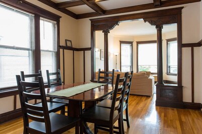 Wrigley Oasis! Steps from the Field! -  3DR/1BA