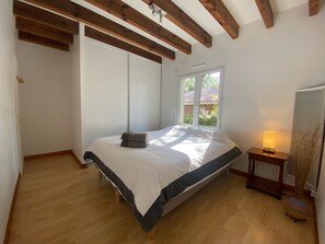 6 chambres, bureau, fer et planche à repasser, lit parapluie