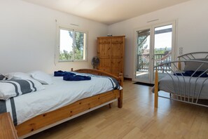 6 Schlafzimmer, Schreibtisch, Bügeleisen/Bügelbrett, Reisekinderbett