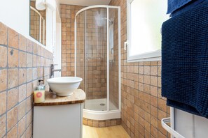 A bathroom with a shower, sink, and a towel rack. - 4* Gallery Villa in Moliets, 15 p, heated pool, ensuite rooms/ close 2 beach (Moliets-Et-Maa)