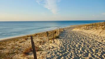 Plage à proximité, chaises longues