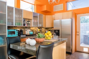 Fridge, microwave, oven, stovetop - Where LOVE Meets LUXURY: YOUR Mid-Century Escape!
"An UNFORGETABLE EXPERIENCE!" (Palm Springs)