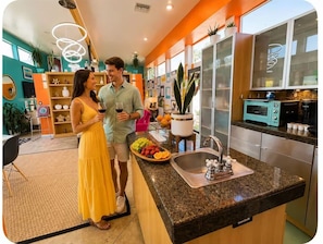 Frigorífico, microondas, horno y placa de cocina