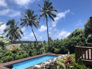 Outdoor pool, pool loungers - Muri Vista Villas (Rarotonga)