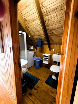 Douche, articles de toilette gratuits, sèche-cheveux