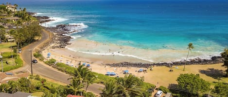 Plage, chaises longues, serviettes de plage