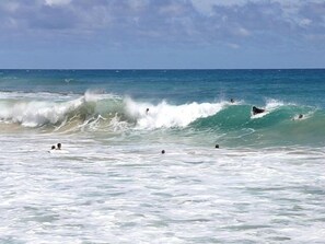 在海滩、沙滩椅、沙滩毛巾