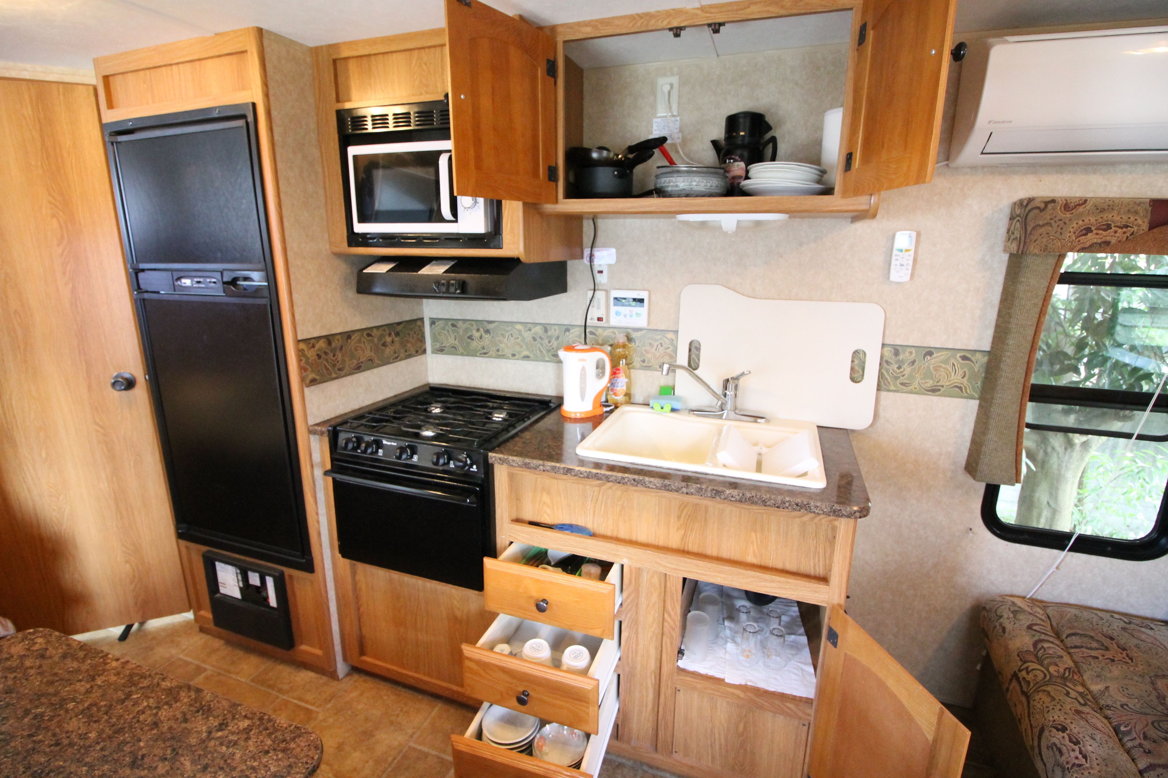 caravan | private kitchenette | fridge, microwave, electric kettle, cookware/dishes/utensils