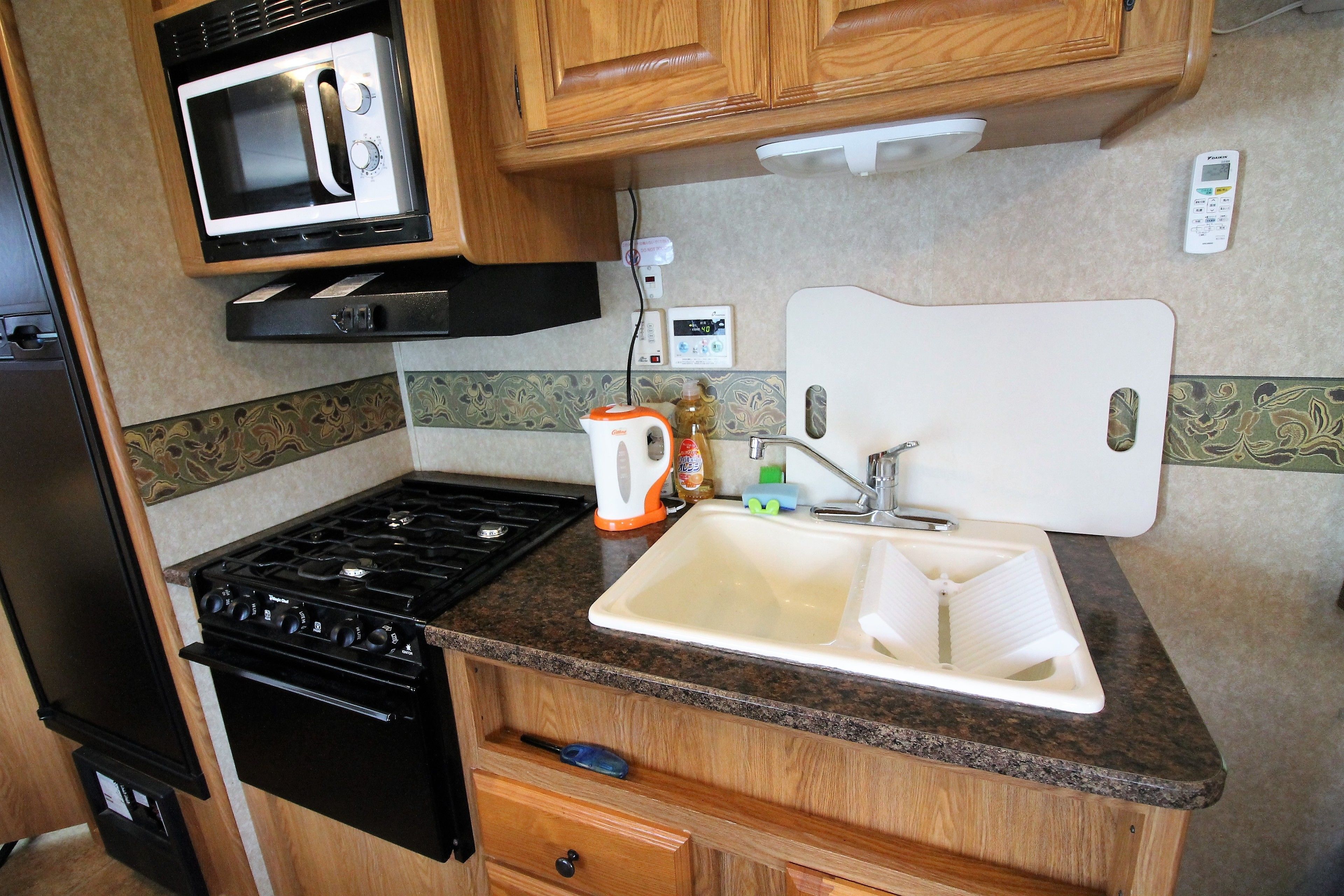 caravan | private kitchenette | fridge, microwave, electric kettle, cookware/dishes/utensils
