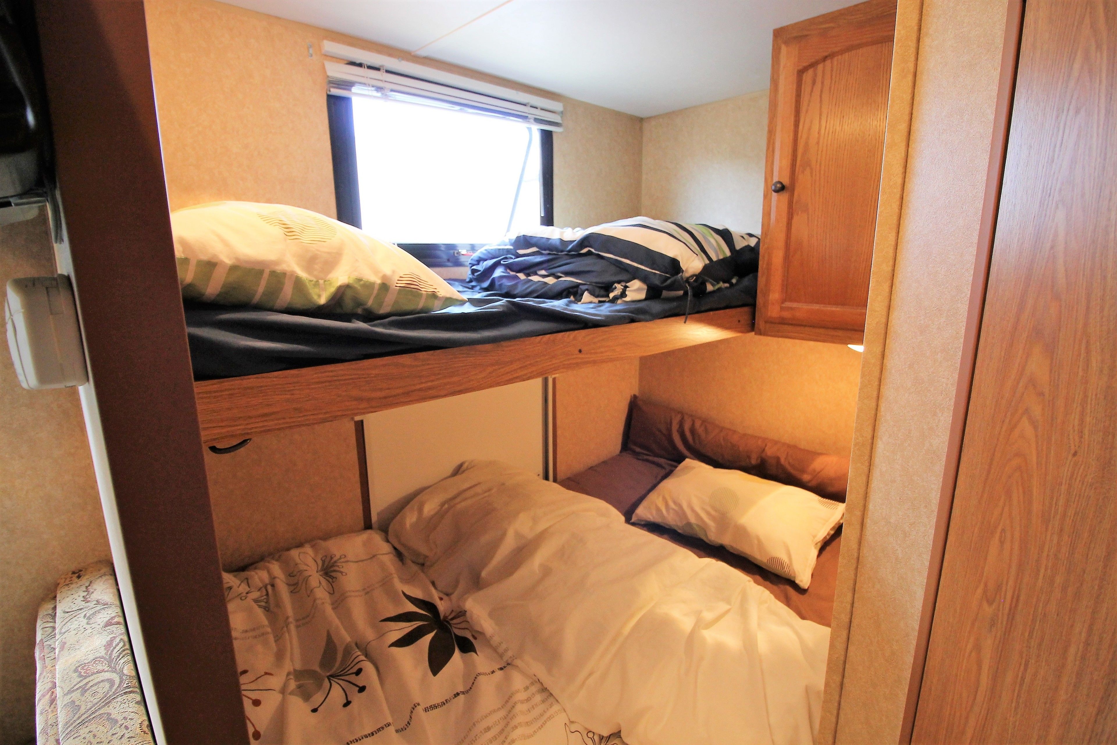 caravan | iron/ironing board, free wifi, bed sheets