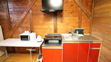 家庭單棟小屋 | 私人小型廚房 | 雪櫃、微波爐、電熱水壺、廚房用具/餐具/器皿