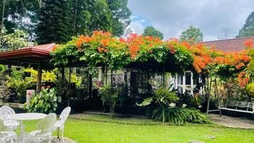 Superior chalet, roken, uitzicht op tuin | Uitzicht op de tuin