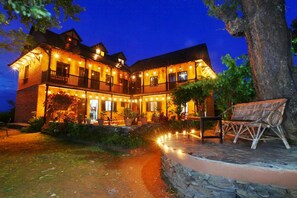 Fachada de la propiedad por la tarde o noche