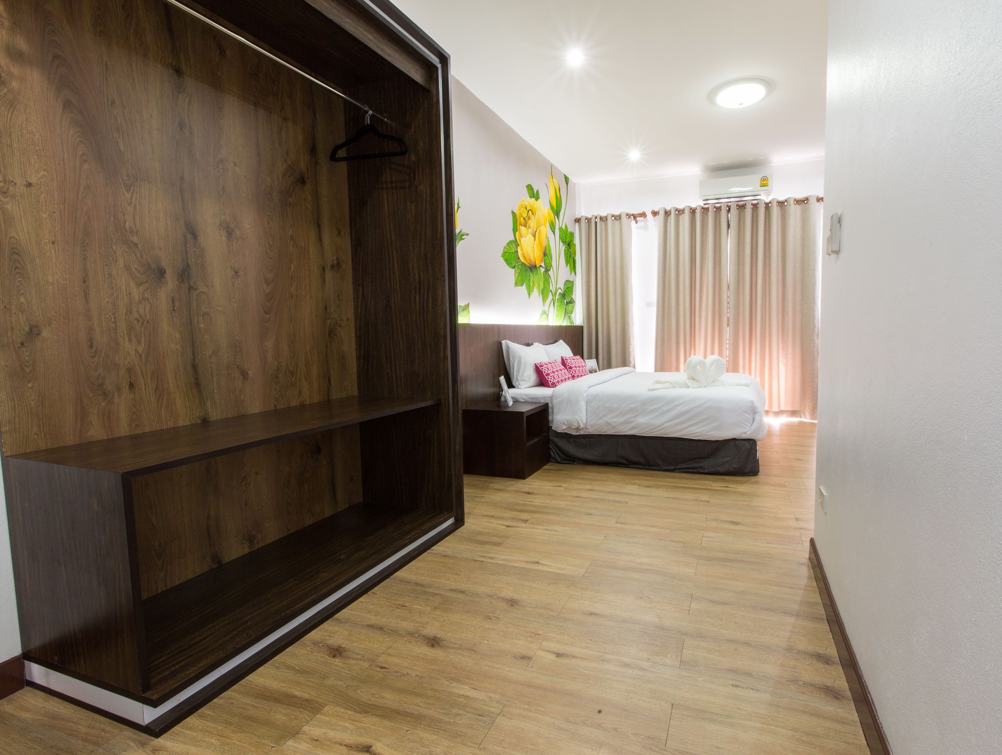 deluxe room with balcony | desk, rollaway beds, free wifi