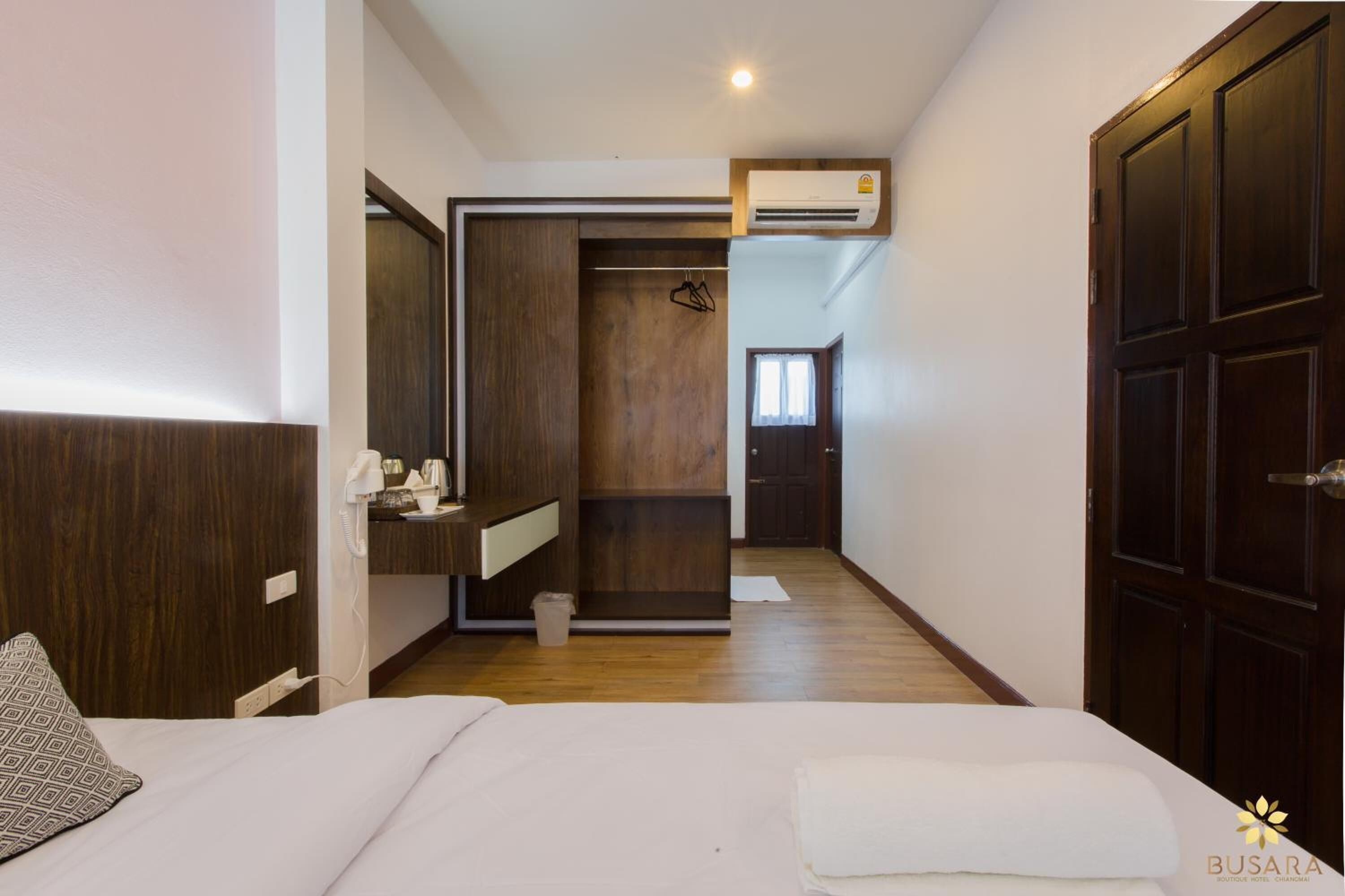 desk, rollaway beds, free wifi