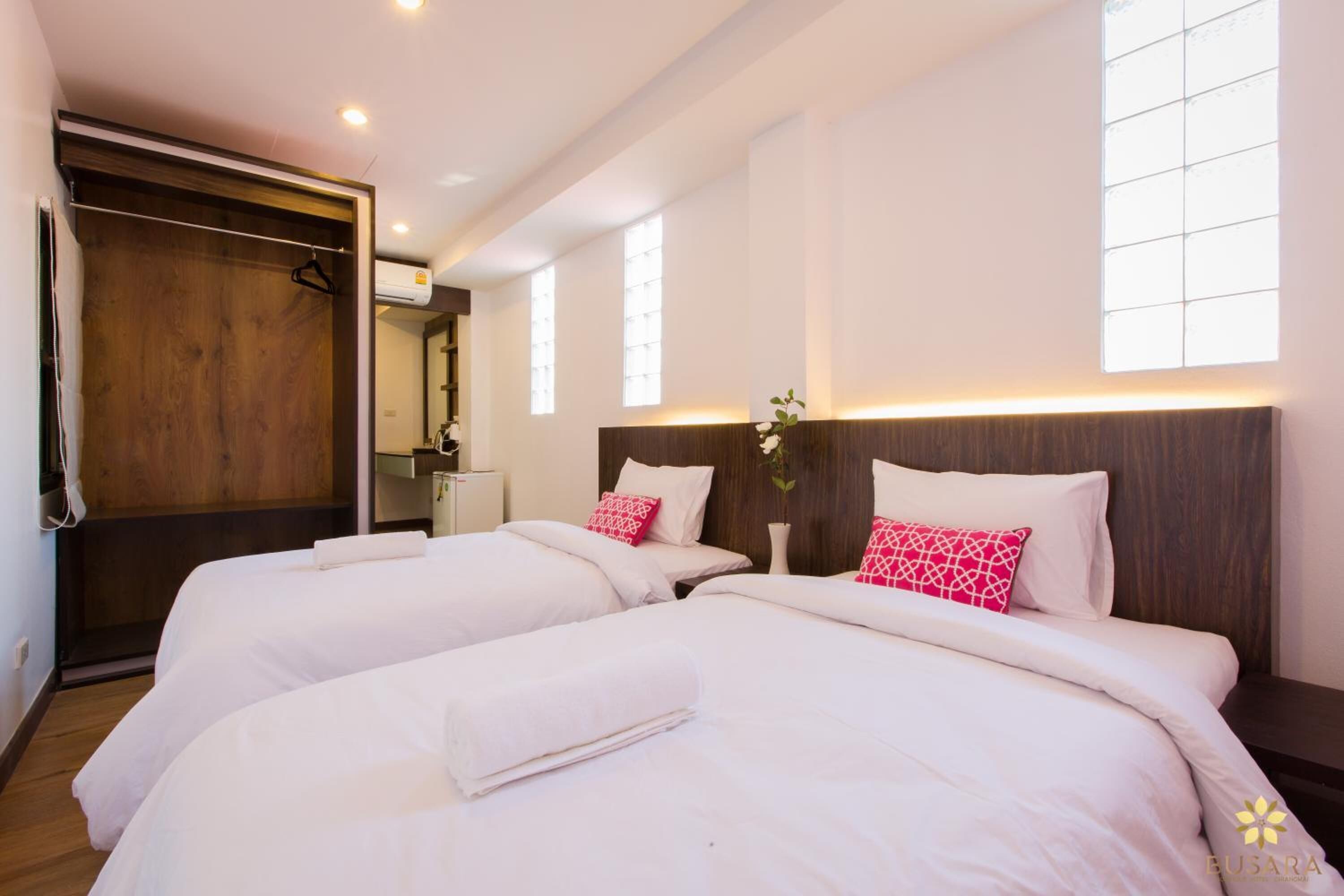 desk, rollaway beds, free wifi