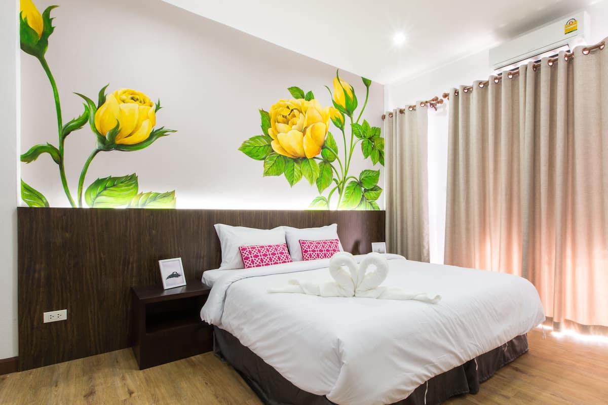 Deluxe Room with Balcony | 办公桌、折叠床/加床(额外收费)、免费 WiFi