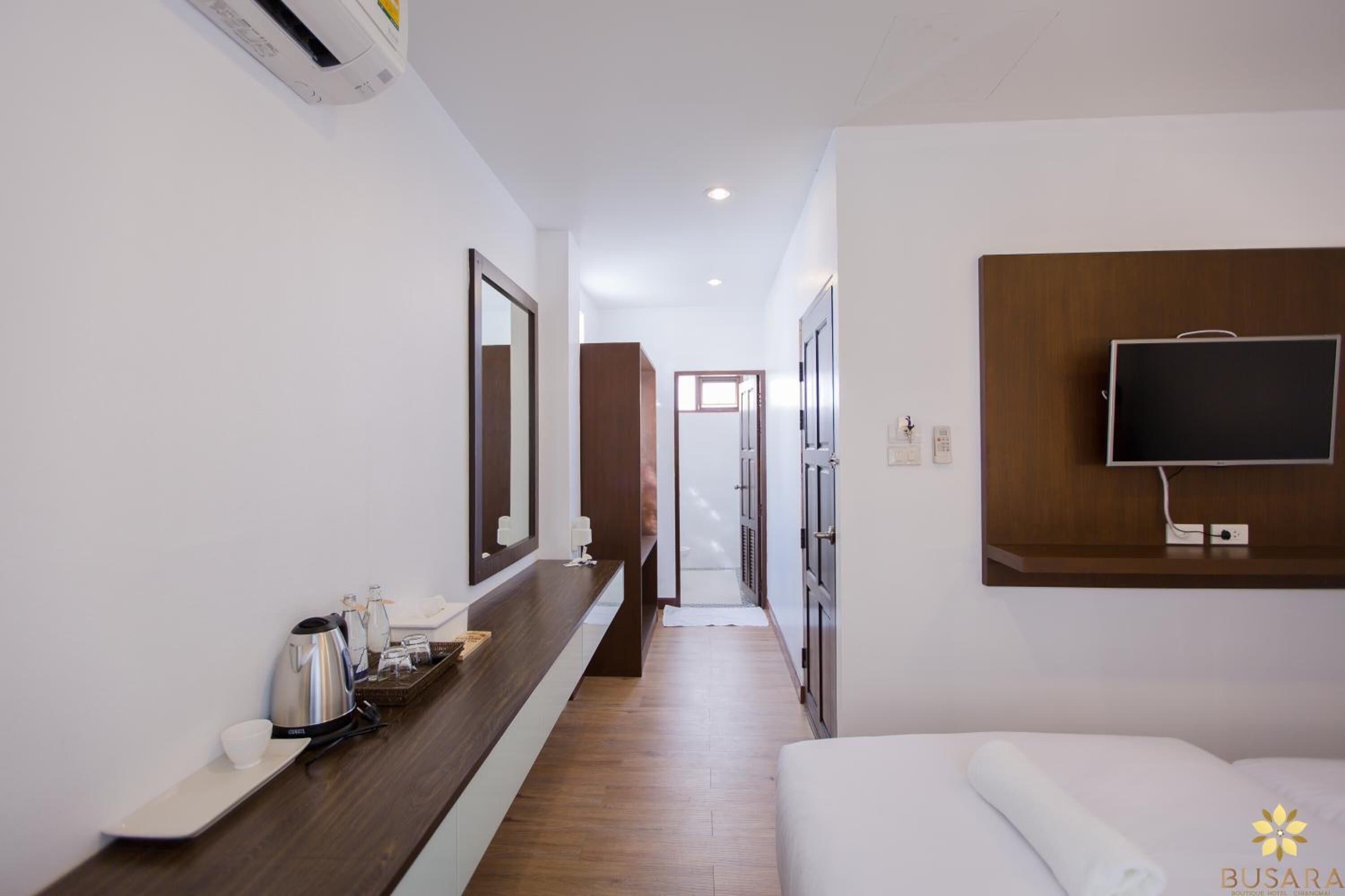 desk, rollaway beds, free wifi