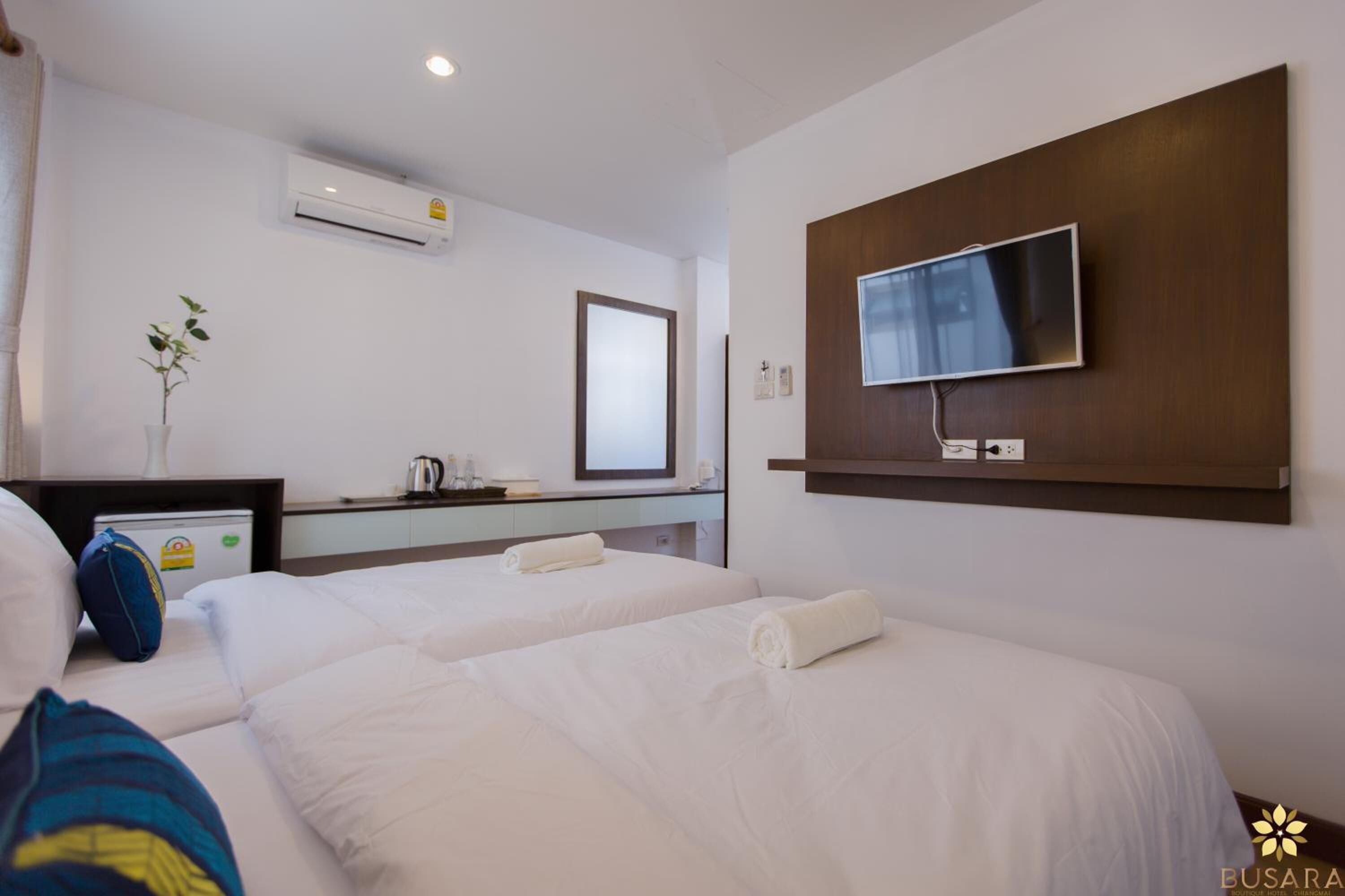 desk, rollaway beds, free wifi