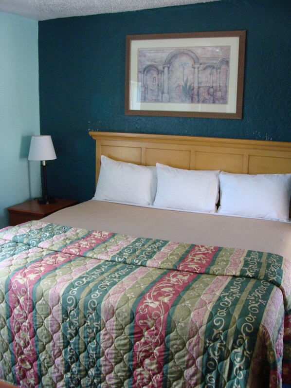 Standardzimmer, 1 King-Bett, Kühlschrank und Mikrowelle