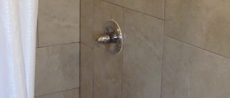 Habitación estándar, 1 cama de matrimonio grande, frigorífico y microondas | Ducha del cuarto de baño