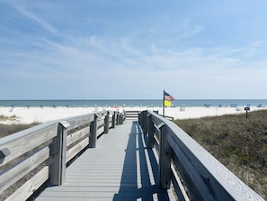 Plage, chaises longues